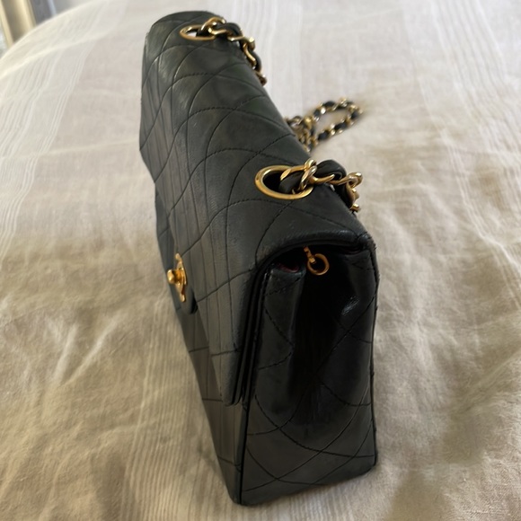 Chanel vintage black small single flap crossbody bag with gold hardware - Picture 9 of 13